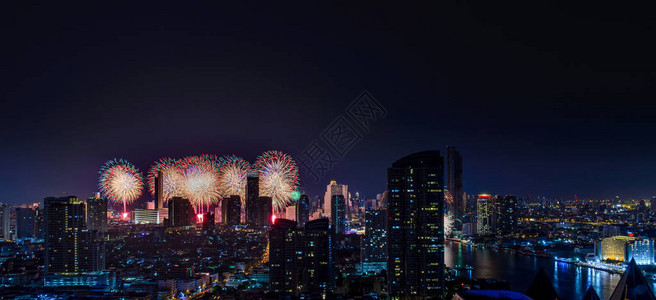 夜间在城市庆祝烟火泰国曼谷市风景图片