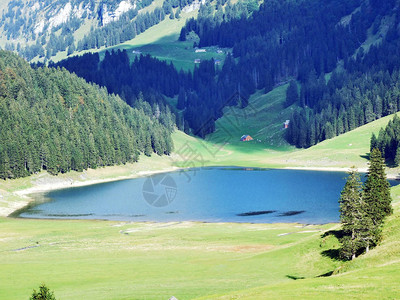 阿尔卑斯山脉阿尔普施泰因的高山湖Seealpsee瑞士图片