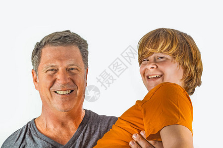 父亲和快乐的儿子拥抱图片