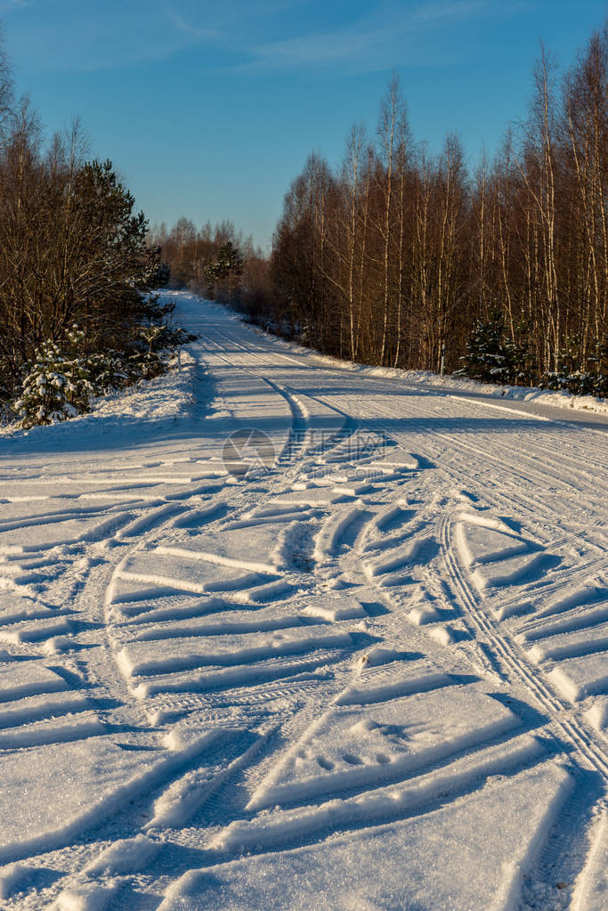 冬季路上有雪车胎轨覆图片