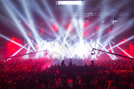 音乐会人群在摇滚音乐会上玩得开心带有大舞台的大型音乐厅很多人雷电设备电视用几台摄像机拍背景图片
