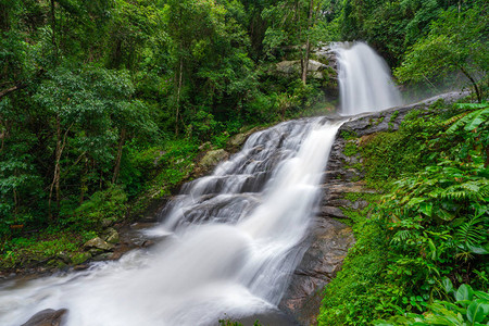 HuaySaaiLeung瀑布是泰国热带雨林丛中一图片