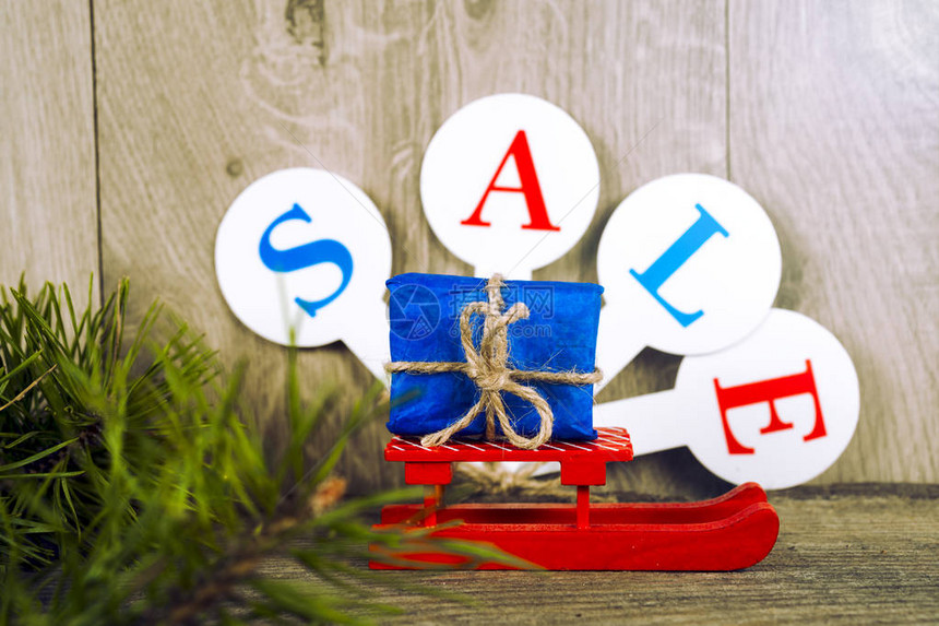 圣诞销售或礼品购物概念照片准备和圣诞节购买礼物SALE一词图片