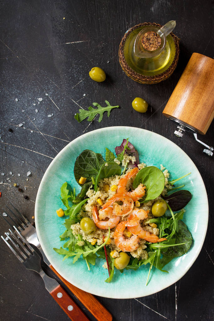 有奎诺亚阿鲁古拉Shrimps和橄榄在黑石桌上图片