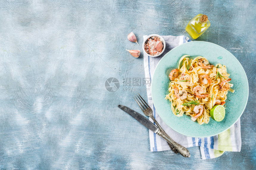 意大利菜经典的意大利细面条配虾和奶油酱橄榄油石灰和香草图片