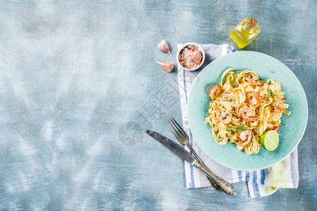 意大利菜经典的意大利细面条配虾和奶油酱橄榄油石灰和香草图片