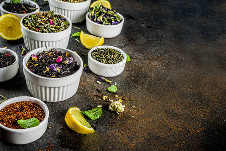经典的黑色和绿色花卉水果浆果和凉茶混合物图片