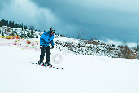 男子滑雪冬季假图片