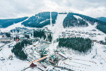 冬季时从布科维尔滑雪胜地鸟瞰图冬季滑雪活图片