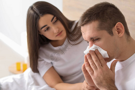 在家照顾患流感的丈夫的女人图片