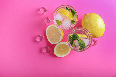 彩色背景上一杯美味的冷柠檬水图片