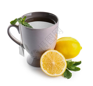 一杯热茶加柠檬在白色背景图片