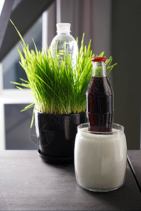 罐中加糖和小麦草的可口乐饮料瓶装加糖桌图片