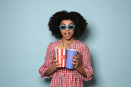 年轻非洲裔美国女肖像她们饮酒爆米图片