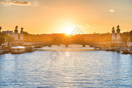 法国巴黎塞纳河上美丽的日落图片