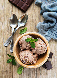 碗和巧克力冰淇淋在图片