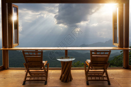 咖啡馆风景美丽的风景在户外高山风景的露台旁图片