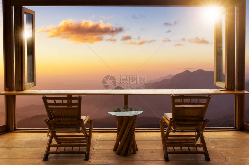 咖啡馆风景美丽的风景在户外高山风景的露台旁图片