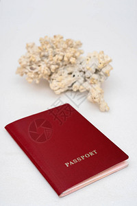 红色护照和白色珊瑚图片