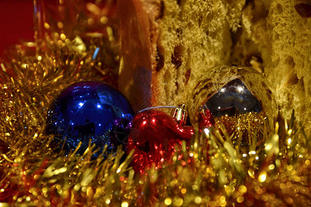 表设置有panettone和装饰圣诞假期的概念图片