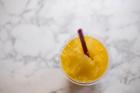 健康的橙汁冰沙专注于那杯果汁图片