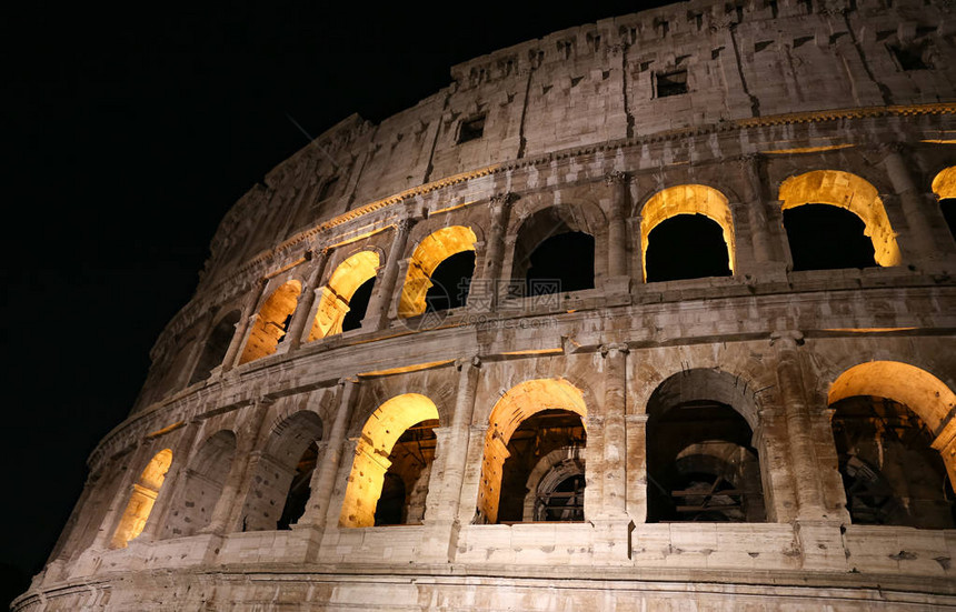 意大利罗马市夜间斗兽场图片