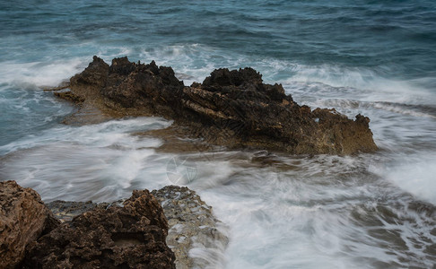 海水在岩石上撞击着力量图片
