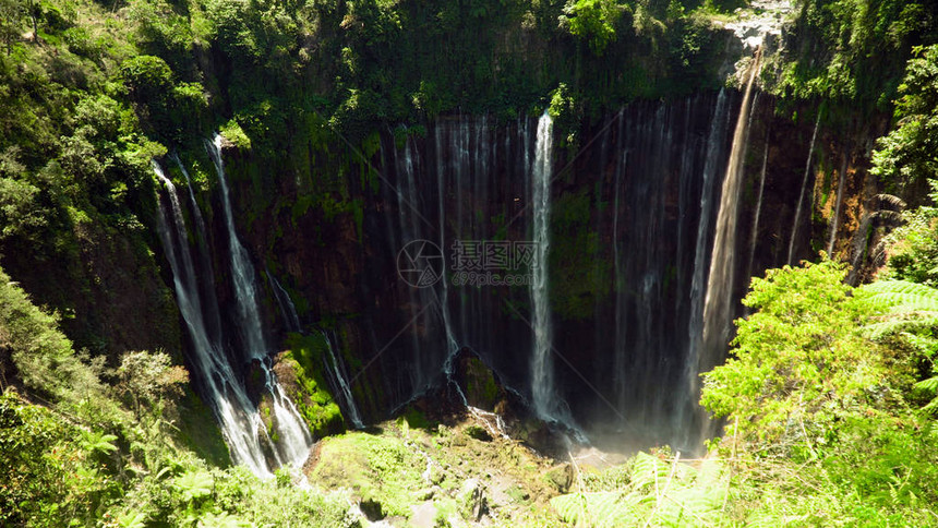 印度尼西亚爪哇热带森林CobanSewu的ColanSewu瀑布雨林航空画面中的Tumpak图片