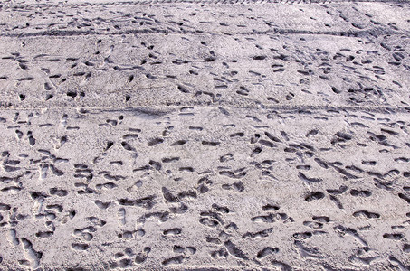 人类在沙滩上的鞋脚足迹图片