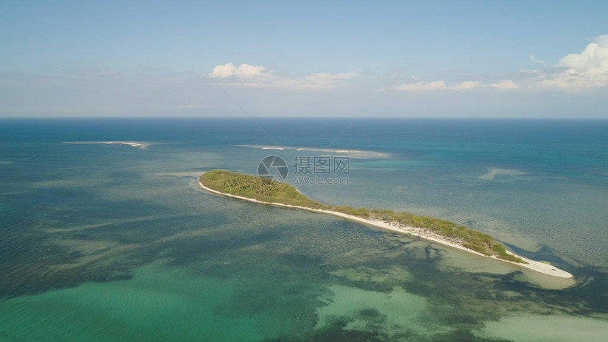 有白色沙滩棕榈树的热带岛屿Tanduyong岛的鸟瞰图与五颜六色的礁石海景海洋和美丽的海滩菲律宾图片