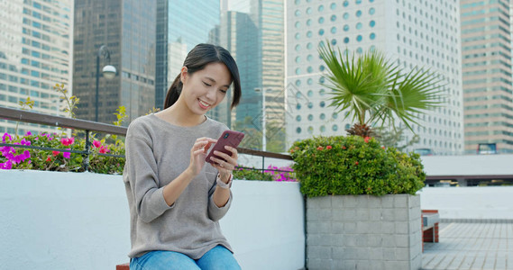 香港市女使用手机的女请查看InfoFin图片