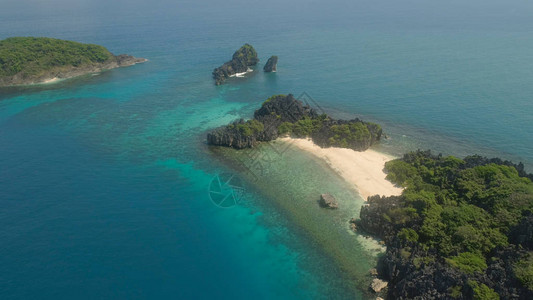 菲律宾卡拉莫安群岛珊瑚礁中蓝色泻湖的沙滩和绿松石水鸟瞰岛景观与背景图片