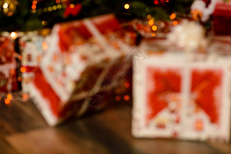 包在红纸上的随机说谎的礼品箱与圣诞礼物一起模图片