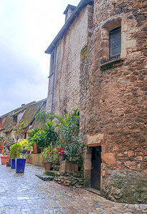 中世纪的Aquitaine村与法国南部的石屋图片