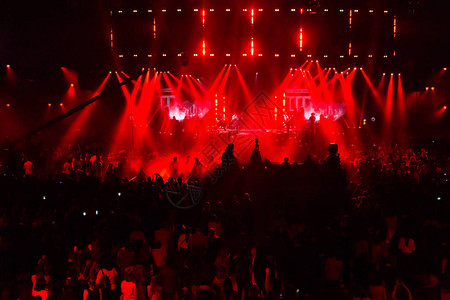 音乐会在摇滚音乐会上玩得开心带有大舞台的大型音乐厅很多人雷电设备电视用几台摄像机拍背景图片