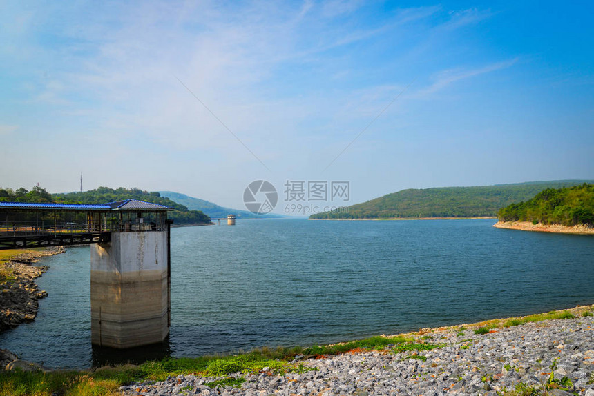 水位计景观与水坝湖山水库与塔水位计在明亮的一天美丽图片