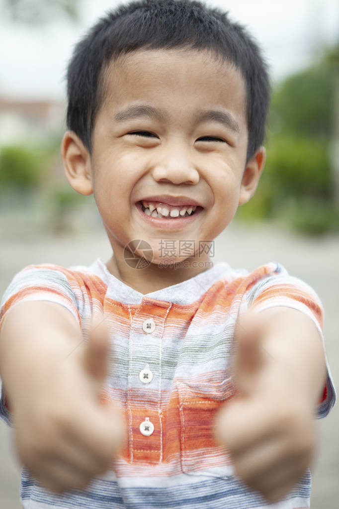 亚裔儿童快乐的情图片
