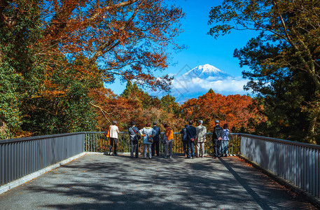 藤井莉娜在日本静冈藤野宫的白井瀑布旅行者寻找福吉山背景