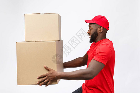 身穿红衬衫的非洲男子举着重量箱图片