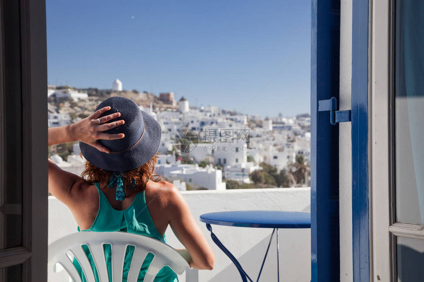 女在希腊的露台享受Mikonos图片