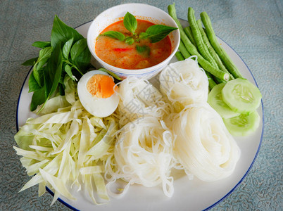 泰国大米面条或大米鱼面和咖喱汤酱图片