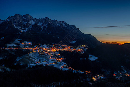 夕阳下灯火通明的山村图片