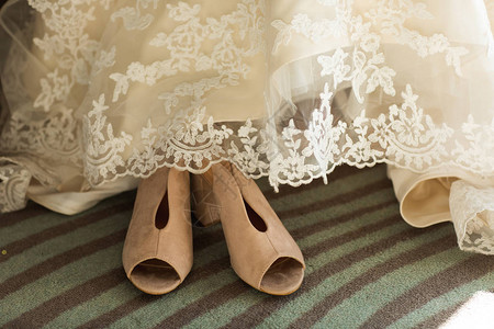 蕾丝婚纱下的米色新娘鞋图片