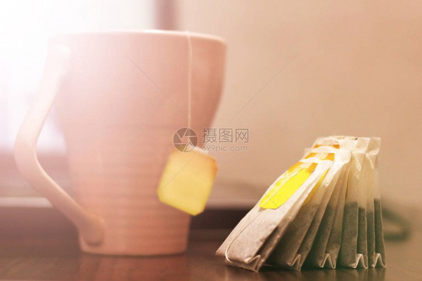 茶包和粉红色杯子色调图像图片
