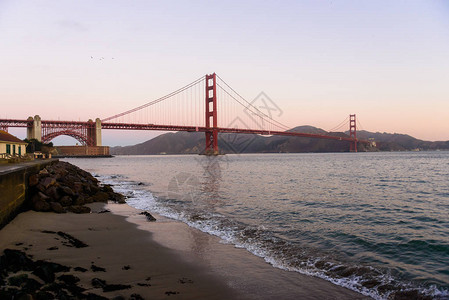 金门大桥在日出时从美国加利福尼亚州旧金山Torped图片