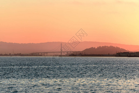 美国加利福尼亚州旧金山湾的粉色日出图片