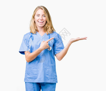 美丽的年轻医生女人在孤立的背景下穿着医疗制服图片
