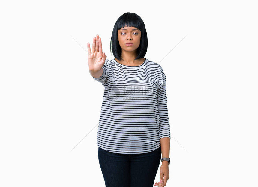 美丽的年轻非洲裔美国女人穿着条纹毛衣在孤立的背景下停止用手掌脸上带着消极和严肃的图片