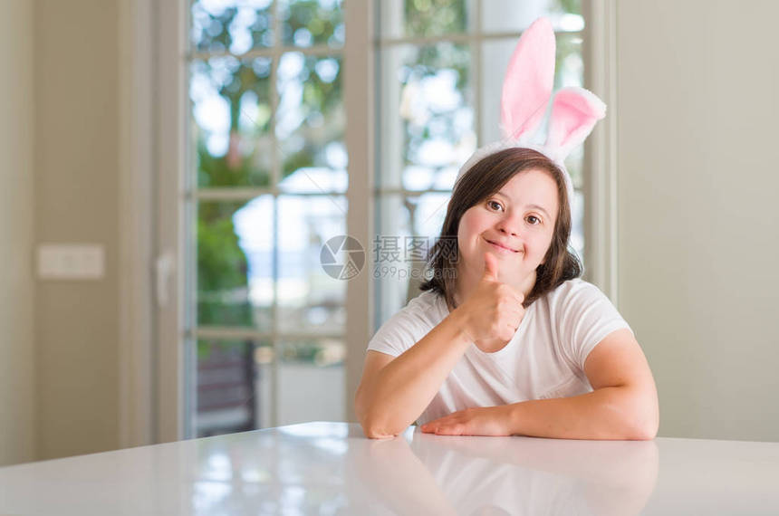 唐氏综合症女在家戴着复活节兔耳朵图片