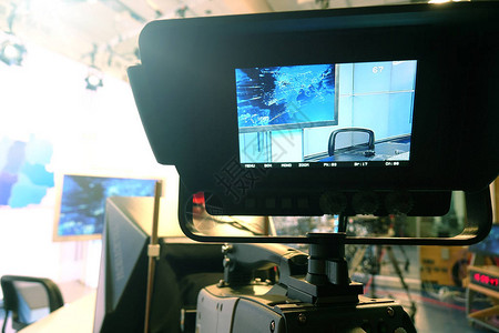 摄像机在电视演播室录制节目图片